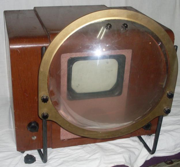 Первый телевизор купить. Первый телевизор. Старый телевизор с увеличительным стеклом. Старый телевизор с линзой. Советские телевизоры с увеличительным стеклом.