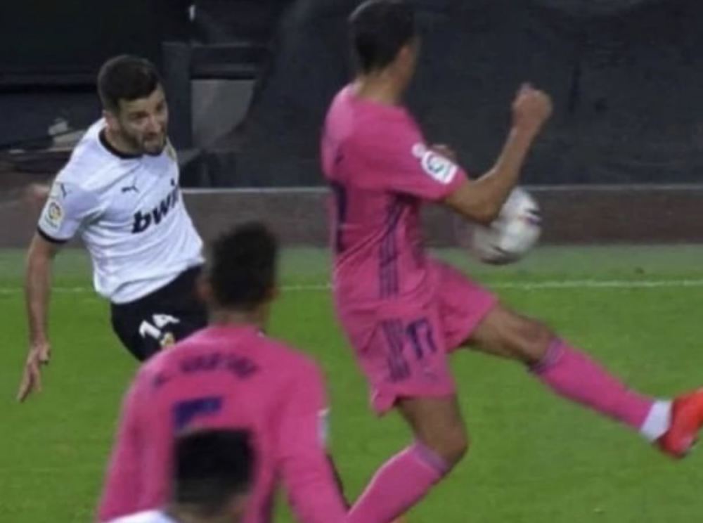 Рамос севилья. Самый смешной пенальти в лиге испании. Самый смешной пенальти в лиге испании. Самый смешной пенальти в лиге испании. Рамос с а судья.